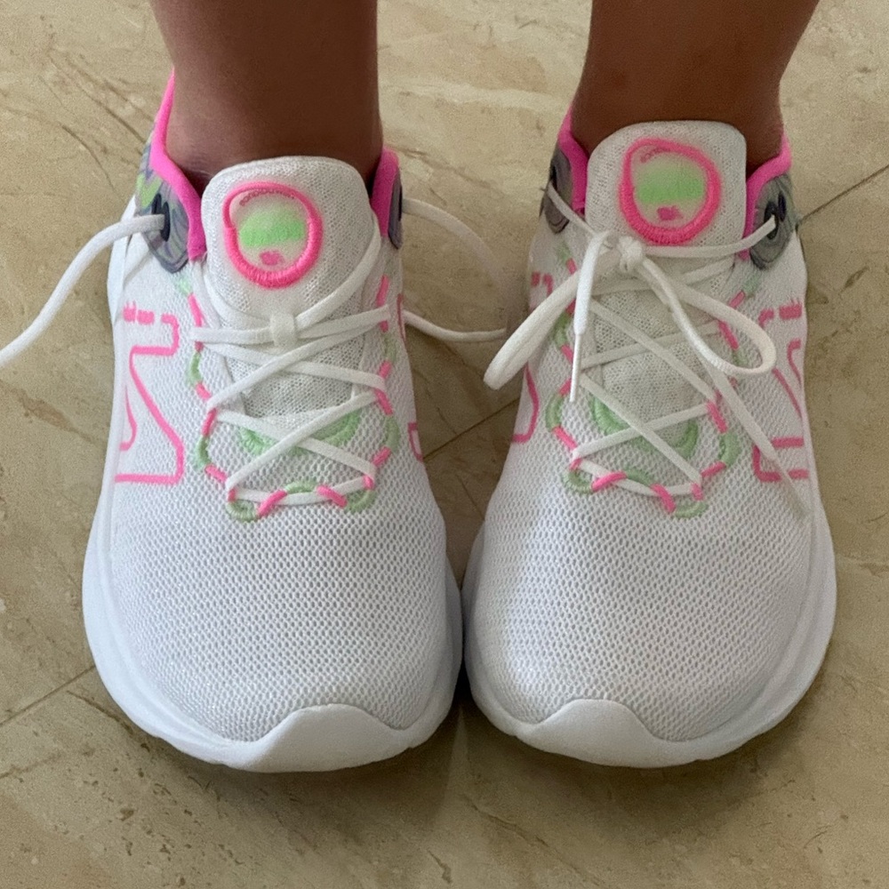 New balance running sneakers only worn one time. Size 6.